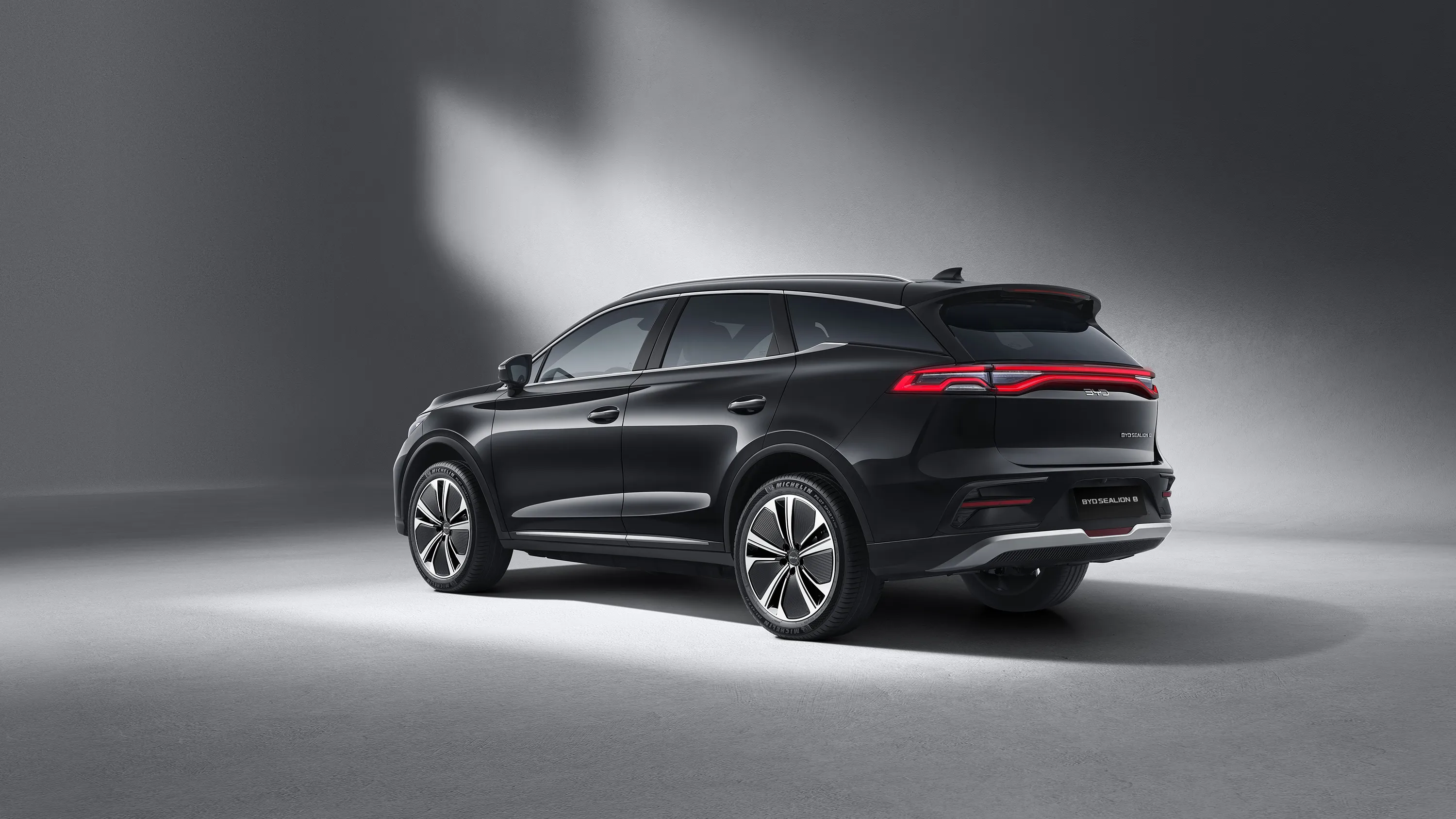 BYD SEALION 8